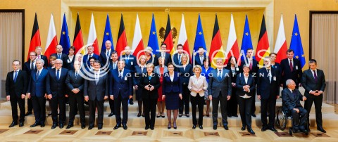  27.04.2015 WARSZAWA<br />POLSKO NIEMIECKIE KONSULTACJE MIEDZYRZADOWE<br />FAMILY PHOTO<br />N/Z KANCLERZ NIEMIEC ANGELA MERKEL PREMIER EWA KOPACZ RADA MINISTROW<br /> 