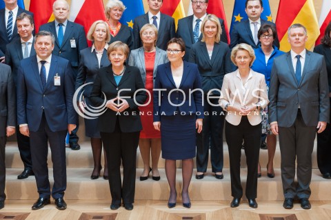  27.04.2015 WARSZAWA<br />POLSKO NIEMIECKIE KONSULTACJE MIEDZYRZADOWE<br />N/Z KANCLERZ NIEMIEC ANGELA MERKEL PREMIER EWA KOPACZ JANUSZ PIECHOCINSKI TOMASZ SIEMONIAK<br /> 