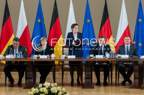 27.04.2015 WARSZAWA<br />POLSKO NIEMIECKIE KONSULTACJE MIEDZYRZADOWE<br />N/Z KANCLERZ NIEMIEC ANGELA MERKEL PREMIER EWA KOPACZ JANUSZ PIECHOCINSKI TOMASZ SIEMONIAK<br /> 