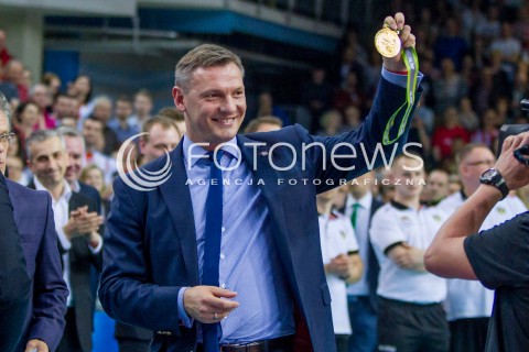  28.04.2015 RZESZOW<br />SIATKOWKA PLUSLIGA 2014/2015 MEN VOLLEYBALL POLAND POLISH PLUS LIGA LEAGUE SEASON 2014/2015 FINAL 3. MECZ<br />MECZ ASSECO RESOVIA - LOTOS TREFL GDANSK<br />CEREMONIA WRECZENIA MEDALI DEKORACJA FETA<br />N/Z PAWEL PAPKE MEDAL ZE ZLOTYM MEDALEM PLUSLIGI<br /> 
