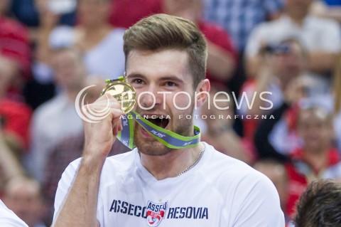  28.04.2015 RZESZOW<br />SIATKOWKA PLUSLIGA 2014/2015 MEN VOLLEYBALL POLAND POLISH PLUS LIGA LEAGUE SEASON 2014/2015 FINAL 3. MECZ<br />MECZ ASSECO RESOVIA - LOTOS TREFL GDANSK<br />CEREMONIA WRECZENIA MEDALI DEKORACJA FETA<br />N/Z DAWID DRYJA MISTRZ POLSKI 2015 ZWYCIEZCA PLUSLIGI RADOSC WYGRANA ZWYCIESTWO EMOCJE MEDAL<br /> 