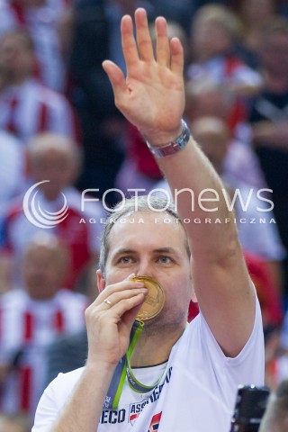  28.04.2015 RZESZOW<br />SIATKOWKA PLUSLIGA 2014/2015 MEN VOLLEYBALL POLAND POLISH PLUS LIGA LEAGUE SEASON 2014/2015 FINAL 3. MECZ<br />MECZ ASSECO RESOVIA - LOTOS TREFL GDANSK<br />CEREMONIA WRECZENIA MEDALI DEKORACJA FETA<br />N/Z ANDRZEJ KOWAL - TRENER ( HEAD COACH ) MISTRZ POLSKI 2015 ZWYCIEZCA PLUSLIGI RADOSC WYGRANA ZWYCIESTWO EMOCJE MEDAL<br /> 