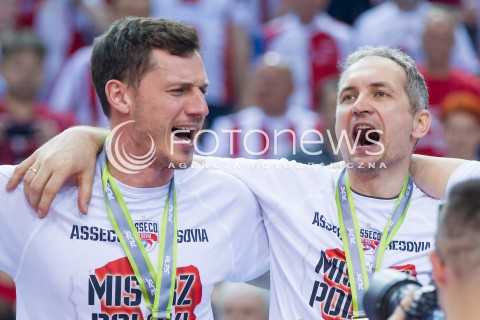  28.04.2015 RZESZOW<br />SIATKOWKA PLUSLIGA 2014/2015 MEN VOLLEYBALL POLAND POLISH PLUS LIGA LEAGUE SEASON 2014/2015 FINAL 3. MECZ<br />MECZ ASSECO RESOVIA - LOTOS TREFL GDANSK<br />CEREMONIA WRECZENIA MEDALI DEKORACJA FETA<br />N/Z OLIEG ACHREM ( ALEH AKHREM ) ANDRZEJ KOWAL - TRENER ( HEAD COACH ) MISTRZ POLSKI 2015 ZWYCIEZCA PLUSLIGI RADOSC WYGRANA ZWYCIESTWO EMOCJE <br /> 