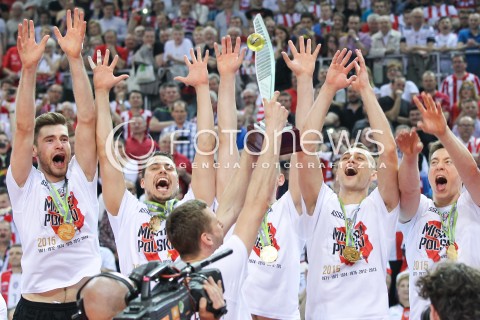 28.04.2015 RZESZOW<br />SIATKOWKA PLUSLIGA 2014/2015 MEN VOLLEYBALL POLAND POLISH PLUS LIGA LEAGUE SEASON 2014/2015 FINAL 3. MECZ<br />MECZ ASSECO RESOVIA - LOTOS TREFL GDANSK<br />CEREMONIA WRECZENIA MEDALI DEKORACJA FETA<br />N/Z LUKASZ PERLOWSKI PAUL LOTMAN JOCHEN SCHOPS DAWID DRYJA FABIAN DRZYZGA DAWID KONARSKI <br />MISTRZ POLSKI 2015 ZWYCIEZCA PLUSLIGI RADOSC WYGRANA ZWYCIESTWO EMOCJE MISTRZ POLSKI 2014/2015 PUCHAR<br /> 