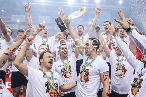  28.04.2015 RZESZOW<br />SIATKOWKA PLUSLIGA 2014/2015 MEN VOLLEYBALL POLAND POLISH PLUS LIGA LEAGUE SEASON 2014/2015 FINAL 3. MECZ<br />MECZ ASSECO RESOVIA - LOTOS TREFL GDANSK<br />CEREMONIA WRECZENIA MEDALI DEKORACJA FETA<br />N/Z MARKO IVOVIC MICHAL MIESZKO GOGOL JACEK RUSIN DAWID DRYJA <br />MISTRZ POLSKI 2015 ZWYCIEZCA PLUSLIGI RADOSC WYGRANA ZWYCIESTWO EMOCJE PUCHAR<br /> 