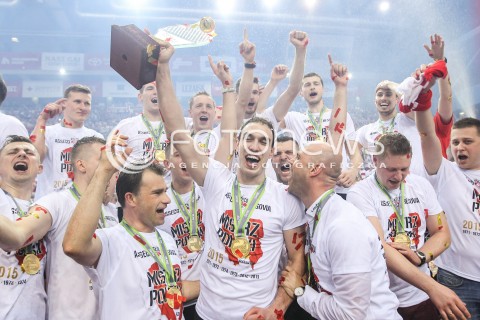  28.04.2015 RZESZOW<br />SIATKOWKA PLUSLIGA 2014/2015 MEN VOLLEYBALL POLAND POLISH PLUS LIGA LEAGUE SEASON 2014/2015 FINAL 3. MECZ<br />MECZ ASSECO RESOVIA - LOTOS TREFL GDANSK<br />CEREMONIA WRECZENIA MEDALI DEKORACJA FETA<br />N/Z MARKO IVOVIC JACEK RUSIN MICHAL ZUREK PIOTR NOWAKOWSKI <br />MISTRZ POLSKI 2015 ZWYCIEZCA PLUSLIGI RADOSC WYGRANA ZWYCIESTWO EMOCJE PUCHAR<br /> 