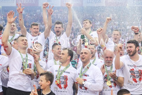  28.04.2015 RZESZOW<br />SIATKOWKA PLUSLIGA 2014/2015 MEN VOLLEYBALL POLAND POLISH PLUS LIGA LEAGUE SEASON 2014/2015 FINAL 3. MECZ<br />MECZ ASSECO RESOVIA - LOTOS TREFL GDANSK<br />CEREMONIA WRECZENIA MEDALI DEKORACJA FETA<br />N/Z BARTOSZ GORSKI JACEK RUSIN KRZYSZTOF IGNACZAK DAWID DRYJA PIOTR NOWAKOWSKI WOJCIECH GROSZEK JAROSLAW GUROWSKI MICHAL ZUREK LUKAS TICHACEK <br />MISTRZ POLSKI 2015 ZWYCIEZCA PLUSLIGI RADOSC WYGRANA ZWYCIESTWO EMOCJE PUCHAR<br /> 