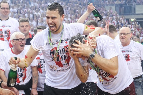  28.04.2015 RZESZOW<br />SIATKOWKA PLUSLIGA 2014/2015 MEN VOLLEYBALL POLAND POLISH PLUS LIGA LEAGUE SEASON 2014/2015 FINAL 3. MECZ<br />MECZ ASSECO RESOVIA - LOTOS TREFL GDANSK<br />CEREMONIA WRECZENIA MEDALI DEKORACJA FETA<br />N/Z FABIAN DRZYZGA ANDRZEJ KOWAL - TRENER ( HEAD COACH ) SZAMPAN OBLEWANIE SZAMPANEM MISTRZ POLSKI 2015 ZWYCIEZCA PLUSLIGI RADOSC WYGRANA ZWYCIESTWO EMOCJE MEDAL<br /> 