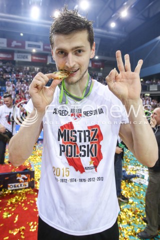  28.04.2015 RZESZOW<br />SIATKOWKA PLUSLIGA 2014/2015 MEN VOLLEYBALL POLAND POLISH PLUS LIGA LEAGUE SEASON 2014/2015 FINAL 3. MECZ<br />MECZ ASSECO RESOVIA - LOTOS TREFL GDANSK<br />CEREMONIA WRECZENIA MEDALI DEKORACJA FETA<br />N/Z PIOTR NOWAKOWSKI MISTRZ POLSKI 2015 ZWYCIEZCA PLUSLIGI RADOSC WYGRANA ZWYCIESTWO EMOCJE MEDAL<br /> 
