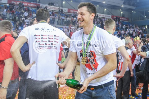  28.04.2015 RZESZOW<br />SIATKOWKA PLUSLIGA 2014/2015 MEN VOLLEYBALL POLAND POLISH PLUS LIGA LEAGUE SEASON 2014/2015 FINAL 3. MECZ<br />MECZ ASSECO RESOVIA - LOTOS TREFL GDANSK<br />CEREMONIA WRECZENIA MEDALI DEKORACJA FETA<br />N/Z OLIEG ACHREM ( ALEH AKHREM )  MISTRZ POLSKI 2015 ZWYCIEZCA PLUSLIGI RADOSC WYGRANA ZWYCIESTWO EMOCJE SZAMPAN<br /> 