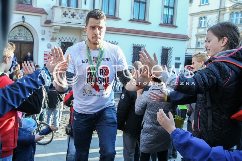  29.04.2015 RZESZOW<br />FETA NA RZESZOWSKIM RYNKU Z OKAZJI ZDOBYCIA TYTULU MISTRZA POLSKI PRZEZ SIATKARZY ASSECO RESOVIA RZESZOW<br />N/Z FABIAN DRZYZGA<br /> 