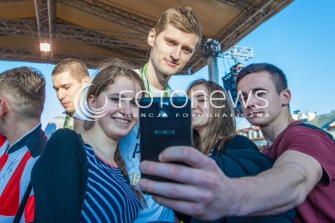  29.04.2015 RZESZOW<br />FETA NA RZESZOWSKIM RYNKU Z OKAZJI ZDOBYCIA TYTULU MISTRZA POLSKI PRZEZ SIATKARZY ASSECO RESOVIA RZESZOW<br />N/Z PIOTR NOWAKOWSKI KIBICE SELFIE ZDJECIE<br /> 