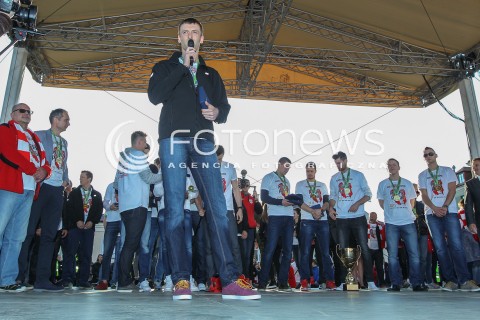  29.04.2015 RZESZOW<br />FETA NA RZESZOWSKIM RYNKU Z OKAZJI ZDOBYCIA TYTULU MISTRZA POLSKI PRZEZ SIATKARZY ASSECO RESOVIA RZESZOW<br />N/Z LUKASZ PERLOWSKI<br /> 