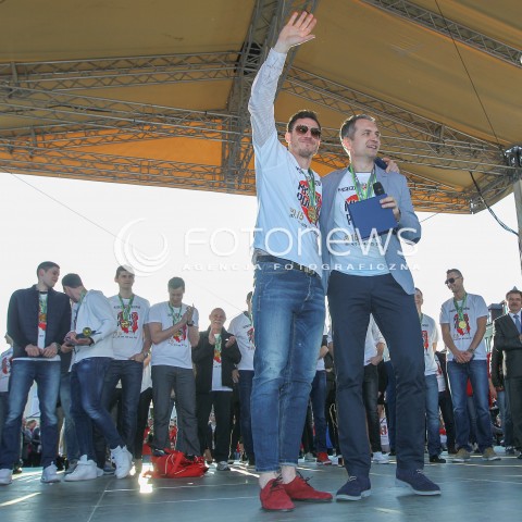  29.04.2015 RZESZOW<br />FETA NA RZESZOWSKIM RYNKU Z OKAZJI ZDOBYCIA TYTULU MISTRZA POLSKI PRZEZ SIATKARZY ASSECO RESOVIA RZESZOW<br />N/Z OLIEG ACHREM ( ALEH AKHREM ) ANDRZEJ KOWAL<br /> 