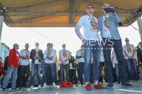  29.04.2015 RZESZOW<br />FETA NA RZESZOWSKIM RYNKU Z OKAZJI ZDOBYCIA TYTULU MISTRZA POLSKI PRZEZ SIATKARZY ASSECO RESOVIA RZESZOW<br />N/Z OLIEG ACHREM ( ALEH AKHREM ) ANDRZEJ KOWAL<br /> 