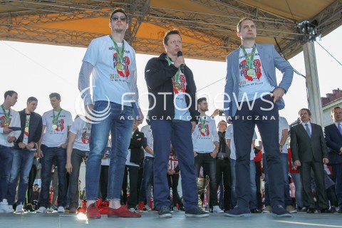  29.04.2015 RZESZOW<br />FETA NA RZESZOWSKIM RYNKU Z OKAZJI ZDOBYCIA TYTULU MISTRZA POLSKI PRZEZ SIATKARZY ASSECO RESOVIA RZESZOW<br />N/Z OLIEG ACHREM ( ALEH AKHREM ) ANDRZEJ KOWAL ANDRZEJ ZAHORSKI<br /> 