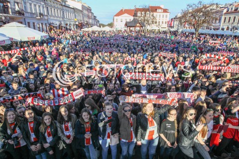  29.04.2015 RZESZOW<br />FETA NA RZESZOWSKIM RYNKU Z OKAZJI ZDOBYCIA TYTULU MISTRZA POLSKI PRZEZ SIATKARZY ASSECO RESOVIA RZESZOW<br />N/Z KIBICE PELNY RYNEK DOPING EMOCJE SZALIK SZALIKI PASIAKI<br /> 