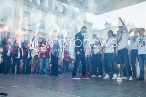  29.04.2015 RZESZOW<br />FETA NA RZESZOWSKIM RYNKU Z OKAZJI ZDOBYCIA TYTULU MISTRZA POLSKI PRZEZ SIATKARZY ASSECO RESOVIA RZESZOW<br />N/Z SIATKARZE ASSECO RESOVII RZESZOW NA SCENIE KIBICE RACE OPRAWA<br /> 