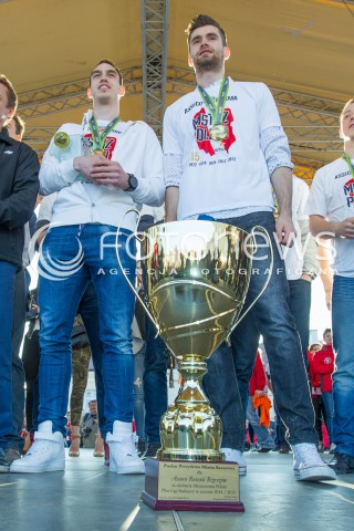  29.04.2015 RZESZOW<br />FETA NA RZESZOWSKIM RYNKU Z OKAZJI ZDOBYCIA TYTULU MISTRZA POLSKI PRZEZ SIATKARZY ASSECO RESOVIA RZESZOW<br />N/Z MARKO IVOVIC DAWID DRYJA PUCHAR<br /> 