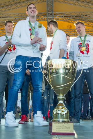  29.04.2015 RZESZOW<br />FETA NA RZESZOWSKIM RYNKU Z OKAZJI ZDOBYCIA TYTULU MISTRZA POLSKI PRZEZ SIATKARZY ASSECO RESOVIA RZESZOW<br />N/Z MARKO IVOVIC PUCHAR<br /> 