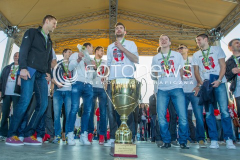  29.04.2015 RZESZOW<br />FETA NA RZESZOWSKIM RYNKU Z OKAZJI ZDOBYCIA TYTULU MISTRZA POLSKI PRZEZ SIATKARZY ASSECO RESOVIA RZESZOW<br />N/Z LUKASZ PERLOWSKI DAWID DRYJA MICHAL ZUREK NIKOLAY PENCHEV ( PENCZEV ) PUCHAR<br /> 