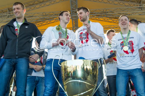  29.04.2015 RZESZOW<br />FETA NA RZESZOWSKIM RYNKU Z OKAZJI ZDOBYCIA TYTULU MISTRZA POLSKI PRZEZ SIATKARZY ASSECO RESOVIA RZESZOW<br />N/Z LUKASZ PERLOWSKI MARKO IVOVIC DAWID DRYJA MICHAL ZUREK PUCHAR<br /> 
