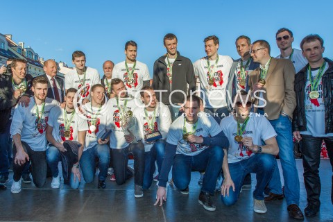  29.04.2015 RZESZOW<br />FETA NA RZESZOWSKIM RYNKU Z OKAZJI ZDOBYCIA TYTULU MISTRZA POLSKI PRZEZ SIATKARZY ASSECO RESOVIA RZESZOW<br />N/Z SIATKARZE ASSECO RESOVII RZESZOW ZDJECIE GRUPOWE GRUPOWKA<br /> 