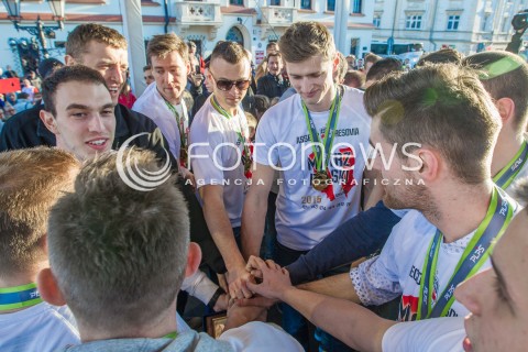  29.04.2015 RZESZOW<br />FETA NA RZESZOWSKIM RYNKU Z OKAZJI ZDOBYCIA TYTULU MISTRZA POLSKI PRZEZ SIATKARZY ASSECO RESOVIA RZESZOW<br />N/Z PAUL LOTMAN PIOTR NOWAKOWSKI JOCHEN SCHOPS MARKO IVOVIC LUKASZ PERLOWSKI DAWID DRYJA<br /> 