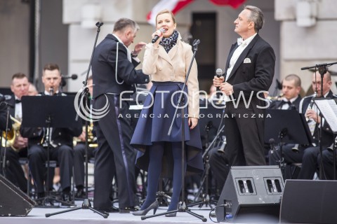  01.05.2015 WARSZAWA<br />KONCERT NA DZIEDZINCU PALACU PREZYDENCKIEGO Z OKAZJI DNIA FLAGI 1 MAJA RZECZYPOSPOLITEJ POLSKIEJ<br />N/Z ORKIESTRA REPREZENTACYJNA WOJSKA POLSKIEGO<br />SOLISCI DOROTA SZCZEPANSKA PIOTR RAFALKO<br /> 