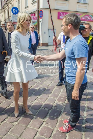  03.05.2015 RZESZOW<br />WIZYTA MAGDALENY OGOREK NA PODKARPACIU<br />SPOTKANIE Z MIESZKANCAMI NA RZESZOWSKIM RYNKU<br />N/Z MAGDALENA OGOREK<br /> 