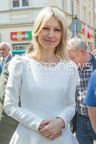  03.05.2015 RZESZOW<br />WIZYTA MAGDALENY OGOREK NA PODKARPACIU<br />SPOTKANIE Z MIESZKANCAMI NA RZESZOWSKIM RYNKU<br />N/Z MAGDALENA OGOREK<br /> 