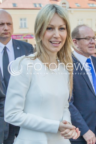  03.05.2015 RZESZOW<br />WIZYTA MAGDALENY OGOREK NA PODKARPACIU<br />SPOTKANIE Z MIESZKANCAMI NA RZESZOWSKIM RYNKU<br />N/Z MAGDALENA OGOREK<br /> 