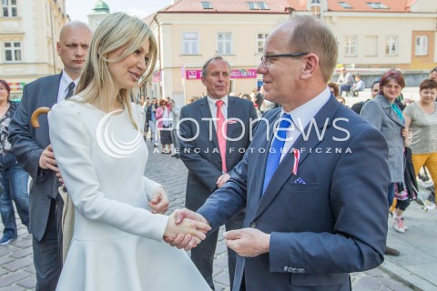  03.05.2015 RZESZOW<br />WIZYTA MAGDALENY OGOREK NA PODKARPACIU<br />SPOTKANIE Z MIESZKANCAMI NA RZESZOWSKIM RYNKU<br />N/Z MAGDALENA OGOREK WIESLAW BUZ<br /> 