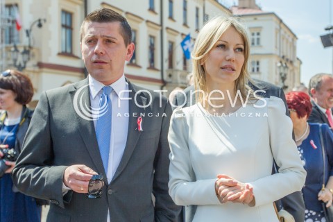  03.05.2015 RZESZOW<br />WIZYTA MAGDALENY OGOREK NA PODKARPACIU<br />SPOTKANIE Z MIESZKANCAMI NA RZESZOWSKIM RYNKU<br />N/Z MAGDALENA OGOREK POSEL TOMASZ KAMINSKI<br /> 