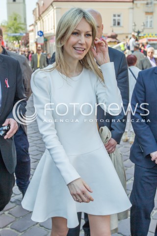  03.05.2015 RZESZOW<br />WIZYTA MAGDALENY OGOREK NA PODKARPACIU<br />SPOTKANIE Z MIESZKANCAMI NA RZESZOWSKIM RYNKU<br />N/Z MAGDALENA OGOREK<br /> 