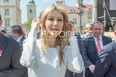  03.05.2015 RZESZOW<br />WIZYTA MAGDALENY OGOREK NA PODKARPACIU<br />SPOTKANIE Z MIESZKANCAMI NA RZESZOWSKIM RYNKU<br />N/Z MAGDALENA OGOREK<br /> 