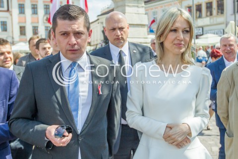 03.05.2015 RZESZOW<br />WIZYTA MAGDALENY OGOREK NA PODKARPACIU<br />SPOTKANIE Z MIESZKANCAMI NA RZESZOWSKIM RYNKU<br />N/Z MAGDALENA OGOREK POSEL TOMASZ KAMINSKI<br /> 
