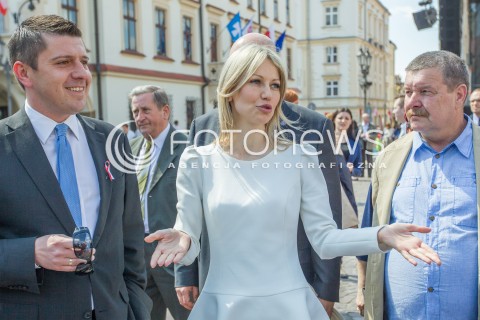  03.05.2015 RZESZOW<br />WIZYTA MAGDALENY OGOREK NA PODKARPACIU<br />SPOTKANIE Z MIESZKANCAMI NA RZESZOWSKIM RYNKU<br />N/Z MAGDALENA OGOREK POSEL TOMASZ KAMINSKI<br /> 
