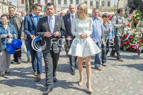  03.05.2015 RZESZOW<br />WIZYTA MAGDALENY OGOREK NA PODKARPACIU<br />SPOTKANIE Z MIESZKANCAMI NA RZESZOWSKIM RYNKU<br />N/Z MAGDALENA OGOREK POSEL TOMASZ KAMINSKI<br /> 