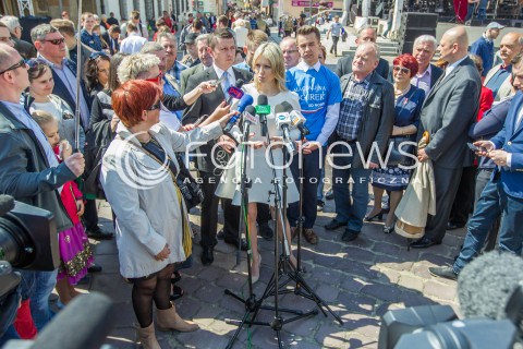  03.05.2015 RZESZOW<br />WIZYTA MAGDALENY OGOREK NA PODKARPACIU<br />SPOTKANIE Z MIESZKANCAMI NA RZESZOWSKIM RYNKU<br />N/Z MAGDALENA OGOREK POSEL TOMASZ KAMINSKI KONFERENCJA PRASOWA<br /> 