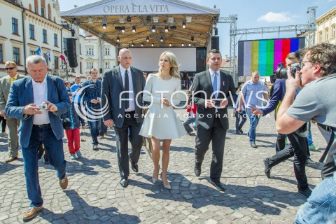  03.05.2015 RZESZOW<br />WIZYTA MAGDALENY OGOREK NA PODKARPACIU<br />SPOTKANIE Z MIESZKANCAMI NA RZESZOWSKIM RYNKU<br />N/Z MAGDALENA OGOREK POSEL TOMASZ KAMINSKI<br /> 