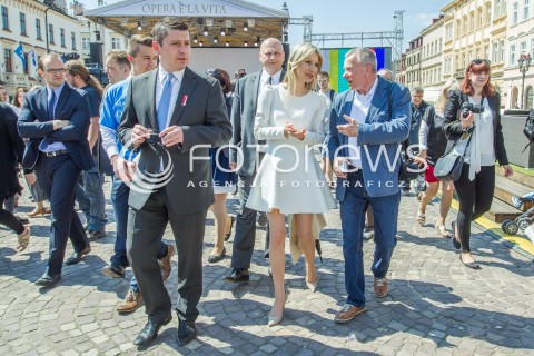 03.05.2015 RZESZOW<br />WIZYTA MAGDALENY OGOREK NA PODKARPACIU<br />SPOTKANIE Z MIESZKANCAMI NA RZESZOWSKIM RYNKU<br />N/Z MAGDALENA OGOREK POSEL TOMASZ KAMINSKI<br /> 