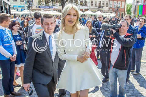  03.05.2015 RZESZOW<br />WIZYTA MAGDALENY OGOREK NA PODKARPACIU<br />SPOTKANIE Z MIESZKANCAMI NA RZESZOWSKIM RYNKU<br />N/Z MAGDALENA OGOREK POSEL TOMASZ KAMINSKI<br /> 