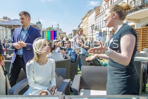  03.05.2015 RZESZOW<br />WIZYTA MAGDALENY OGOREK NA PODKARPACIU<br />SPOTKANIE Z MIESZKANCAMI NA RZESZOWSKIM RYNKU<br />N/Z MAGDALENA OGOREK ZAMAWIA HERBATE NA RYNKU<br /> 