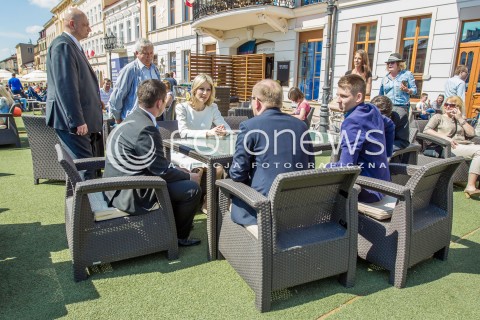  03.05.2015 RZESZOW<br />WIZYTA MAGDALENY OGOREK NA PODKARPACIU<br />SPOTKANIE Z MIESZKANCAMI NA RZESZOWSKIM RYNKU<br />N/Z MAGDALENA OGOREK PIJE HERBATE NA RYNKU<br /> 