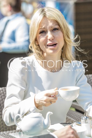  03.05.2015 RZESZOW<br />WIZYTA MAGDALENY OGOREK NA PODKARPACIU<br />SPOTKANIE Z MIESZKANCAMI NA RZESZOWSKIM RYNKU<br />N/Z MAGDALENA OGOREK PIJE HERBATE NA RYNKU<br /> 