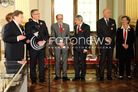  03.05.2015 WARSZAWA<br />OBCHODY SWIETA NARODOWEGO 3 MAJA<br />OTWARCIE WYSTAWY DZIEN FLAGI RZECZYPOSPOLITEJ POLSKIEJ 2015<br />N/Z PREZYDENT RP BRONISLAW KOMOROWSKI <br /> 