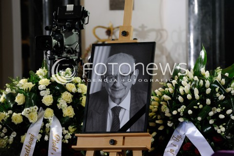  04.05.2015 WARSZAWA <br />POGRZEB WLADYSLAWA BARTOSZEWSKIEGO<br />N/Z PORTRET WLADYSLAWA BARTOSZEWSKIEGO OTOCZONY WIENCAMI<br /> 