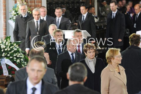  04.05.2015 WARSZAWA <br />POGRZEB WLADYSLAWA BARTOSZEWSKIEGO<br />N/Z MARIA WASIAK MAREK SAWICKI TOMASZ SIEMONIAK BARTOSZ ARLUKOWICZ <br /> 