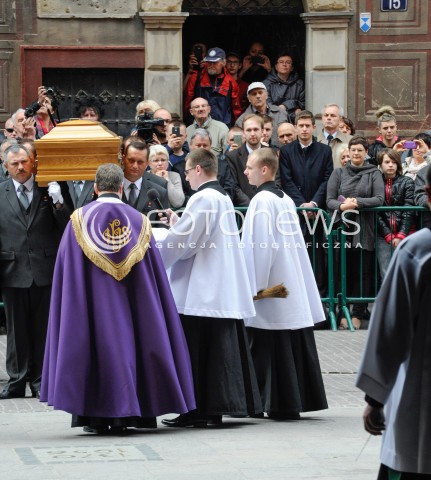  04.05.2015 WARSZAWA <br />POGRZEB WLADYSLAWA BARTOSZEWSKIEGO<br />N/Z WNIESIENIE TRUMNY<br /> 